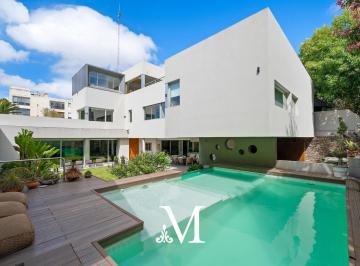 Casa · 631m² · 7 Ambientes · 2 Cocheras · Impresionante Casa en Lote de Doble Frente con Cava, Pileta, Parque, Parrilla, Terraza y Gimnasio