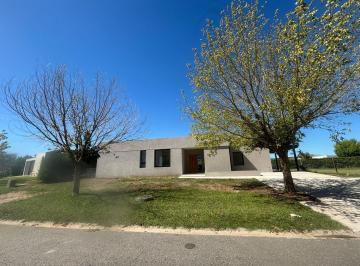 Casa · 806m² · 5 Ambientes · 1 Cochera · Casa en El Canton - Golf