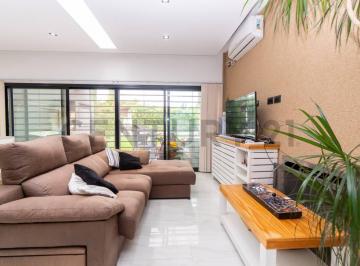 Casa · 110m² · 4 Ambientes · 1 Cochera · Casa en Venta en City Bell 3 Dormis con Pileta