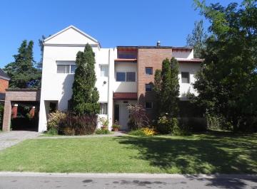 Casa · 288m² · 5 Ambientes · 1 Cochera · Casa Chalet en Venta en Escobar, G. B. a. Zona Norte, Argentina