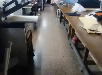 Local comercial · 130m² · 2 Ambientes · 1 Cochera · Local en Venta - Depósito - Barracas