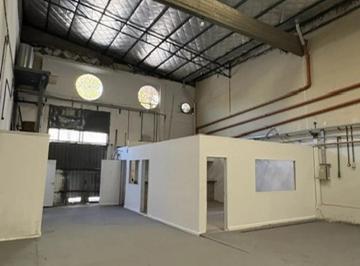Depósito de 2 ambientes, Monte Castro · Excelente Depósito Entrada Camión. Floresta. 300 m² Gas Industrial. Oficina 40 m². 2 Baños. Mixtura 1
