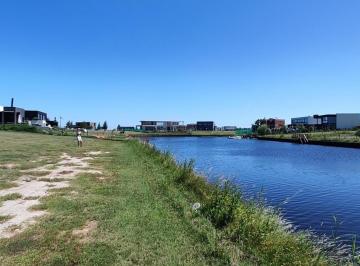 Terreno · 900m² · Lote en Venta Sobre El Rio de 900 m² en B° Náutico El Naudir