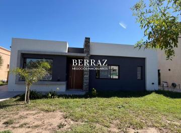Casa · 131m² · 4 Ambientes · 2 Cocheras · Casa Venta 3 Dorm. Barrio Santa Lucia Lote de 560 m² Pilar del Este