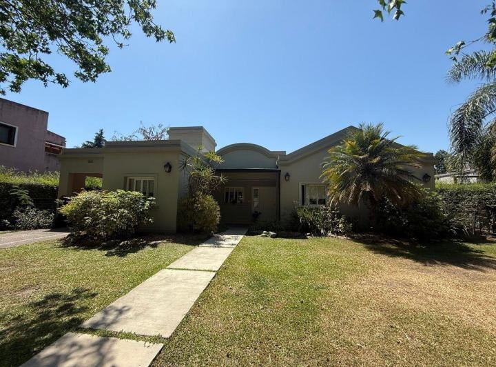 Casa · 320m² · 4 Ambientes · 1 Cochera