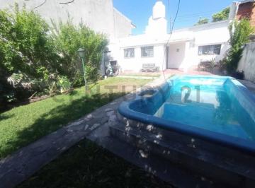 Casa · 120m² · 4 Ambientes · Venta Casa 4 Ambientes en Bernal con Cochera Jardin Pileta Parrila