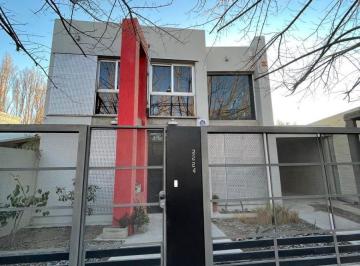 Casa de 4 ambientes, General Roca · Moderna Casa en Venta 230 m² - General Roca