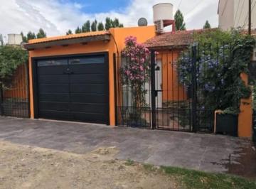 Casa · 144m² · 5 Ambientes · 1 Cochera · Casa en Venta en Plottier a m de Calle Rio Colorado