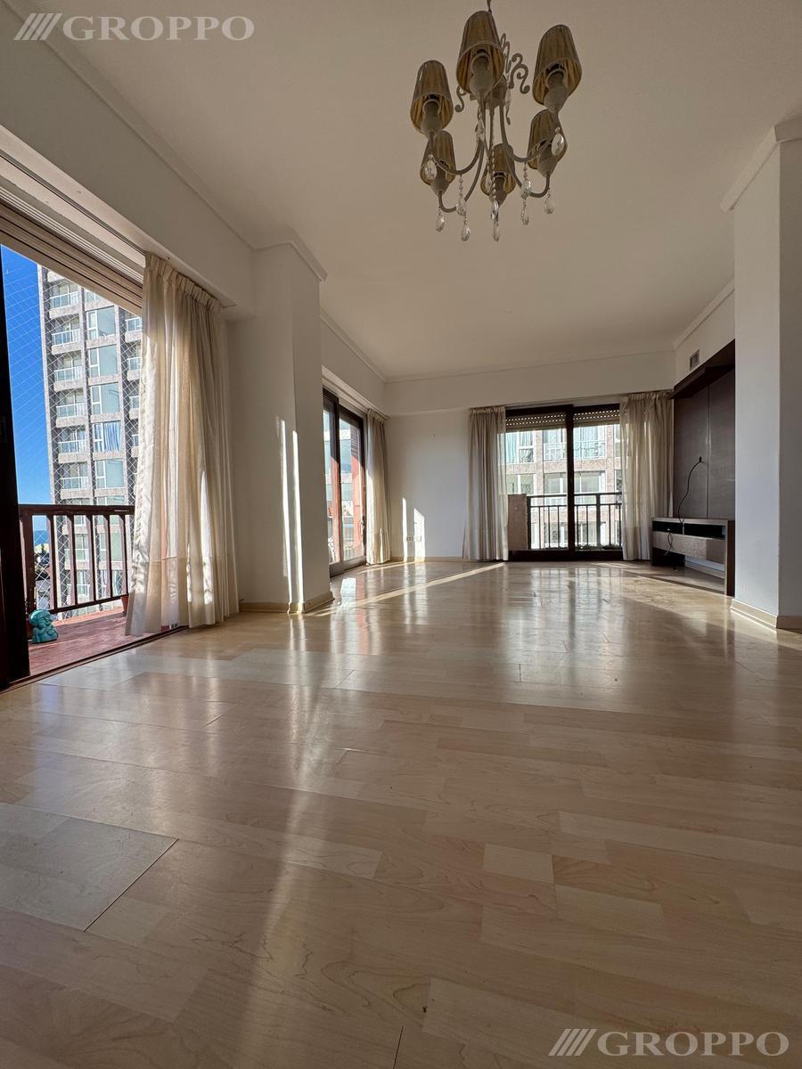 Venta piso de 4 ambientes con balcón corrido y vista al mar