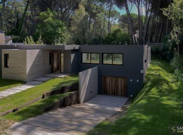 Casa de 1 ambiente, Cariló · Casa Minimalista a Estrenar - 3 Suites - Pileta Climatizada - Cariló