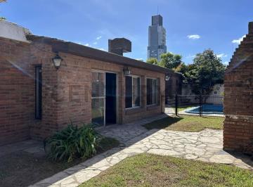 Casa · 128m² · 4 Ambientes · 3 Cocheras · Casa en Venta de 4 Amb Quincho y Pileta en Una Planta