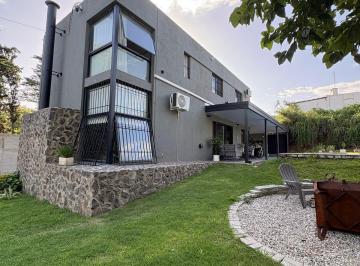 Casa · 865m² · 3 Ambientes · 4 Cocheras · Casa de Tres Dorm. en Golf de Villa Allende