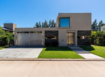 Casa · 800m² · 4 Ambientes · 2 Cocheras · Casa en San Sebastian
