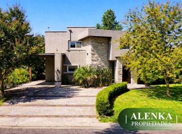 Casa de 5 ambientes, Pilar · Venta | Impecable y Moderna Propiedad en St Matthews.