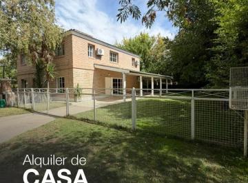 Casa · 300m² · 3 Dormitorios · 1 Cochera · Alquiler de Casa en Barrio Villa Luisa – Neuquén