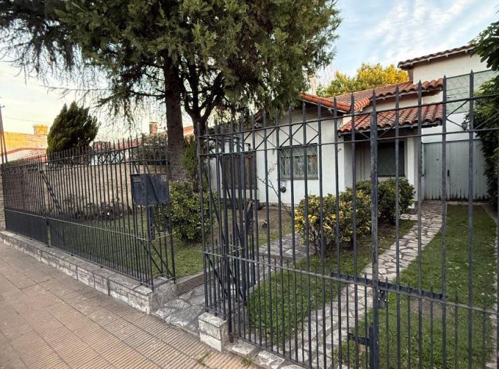 Casa · 1m² · 4 Ambientes · 1 Cochera
