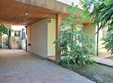 Casa · 300m² · 3 Ambientes · 1 Cochera · Casa en Venta en City Bell con Patio y Cochera