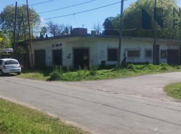 Casa · 166m² · 4 Ambientes · 1 Cochera · Casa a Refaccionar en Esquina