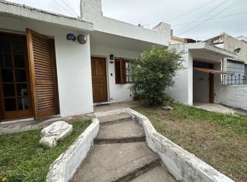 Casa · 177m² · 6 Ambientes · 2 Cocheras · Casa en Venta 2 Dorm. en Barrio Parque