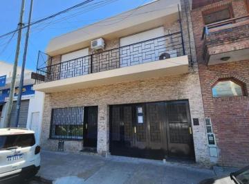 Casa · 160m² · 4 Ambientes · 3 Cocheras · Venta Casa 4 Ambientes en Dos Plantas con Quincho, Patio y Garaje Para 3 Autos en Villa Lugano