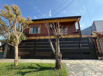 Casa · 130m² · 3 Ambientes · 2 Cocheras · Venta Casa 3 Amb con Pileta en Bella Vista