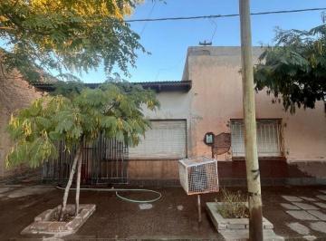 Casa de 5 ambientes, Cinco Saltos · Casa de Amplia Dimensiones a Restaurar