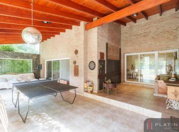 Casa · 381m² · 7 Ambientes · 2 Cocheras · Casa en Venta de 4 Dorm. con Pileta - Country El Bosque