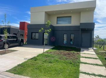 Casa · 150m² · 4 Ambientes · 1 Cochera · Casa en Venta en Santa Lucia, Pilar del Este, Pilar