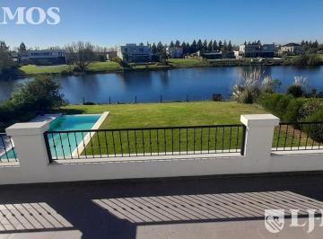 Casa · 252m² · 6 Ambientes · 1 Cochera · 3 Dorm., Escritorio, Playroom y Area Servicio. Amoblada.