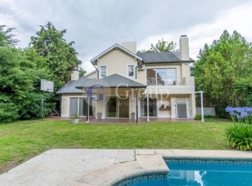 Casa · 216m² · 6 Ambientes · 1 Cochera · Casa en Venta en Bermudas, Pilar con Pileta