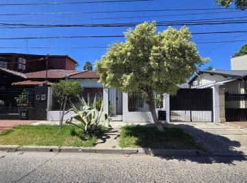 Casa · 170m² · 4 Ambientes · 2 Cocheras · Solida y Amplia Casa Reciclada de 4 Ambientes Mas Escritorio con Cochera y Jardin en Venta. Martinez