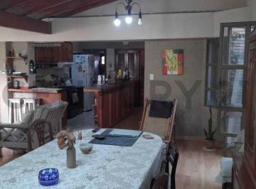 Casa · 211m² · 4 Dormitorios · 1 Cochera · Casa 4 Dorm., 2 Baños, Cochera