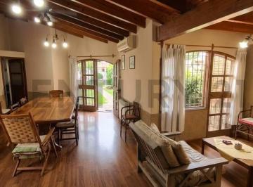 Casa · 211m² · 4 Dormitorios · 1 Cochera · Casa 4 Dorm., 2 Baños, Cochera