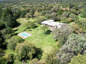 Casa · 7400m² · 2 Dormitorios · 1 Cochera · Hermosa Propiedad en La Granja - 7000 m² Parquizados - Moderna