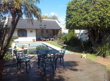 Casa de 7 ambientes, Rosario · Hermosa Propiedad con 4 Dorm., Piscina y Amplio Jardin!