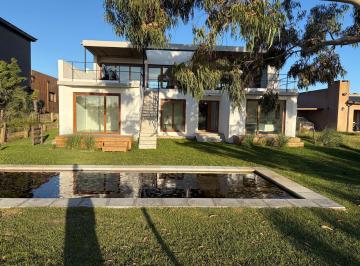 Casa · 270m² · 5 Dormitorios · Casa a Estrenar con Una Increíble Vista a Una de Las Canchas de Polo en El Barrio Ecuestre.