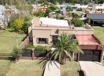 MRE-MRE-2464_2 · Casa 3 Dorm. en Venta en Chascomus Rodeada de Ver