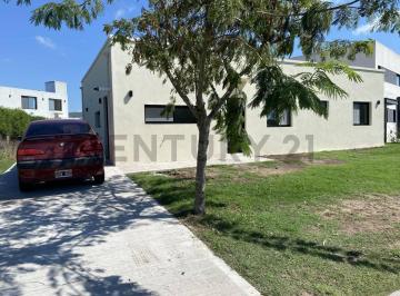 Casa · 104m² · 4 Ambientes · 3 Cocheras · Casa Desarrollada en Una Planta
