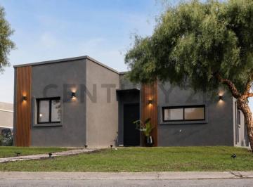 Casa · 104m² · 4 Ambientes · 3 Cocheras · Casa Desarrollada en Una Planta