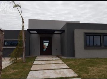 Casa de 4 ambientes, Escobar · Moderna Casa en Una Planta en Club de Campo Manuel Belgrano