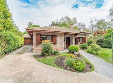 Casa · 166m² · 4 Ambientes · 5 Cocheras · Barrio El Grosellar - Jardin con Parrilla - Construida en Una Planta - Apto Credito