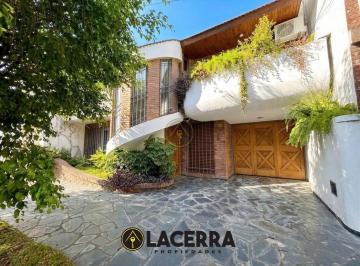 Casa · 217m² · 5 Ambientes · 2 Cocheras · Casa en Venta 5 Ambientes con Doble Balcón, Quincho y Terraza Propia, Villa Ballester