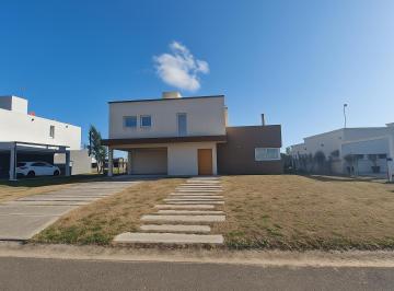 Casa · 200m² · 5 Ambientes · 6 Cocheras · Casa en Venta en La Alameda