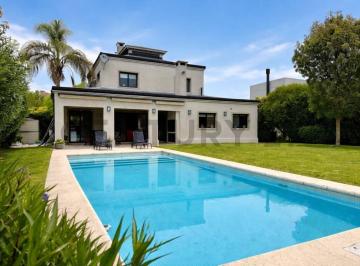 Casa · 210m² · 6 Ambientes · 1 Cochera · Impecable Casa Moderna con Pileta en Santa Clara