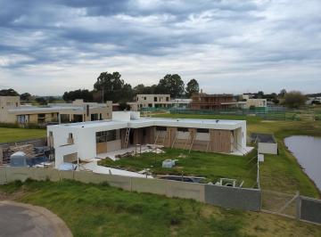 Casa · 186m² · 4 Ambientes · 2 Cocheras · Casa en Venta en La Alameda