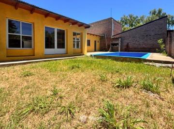 Casa · 81m² · 1 Ambiente · 1 Cochera · Venta - Quincho/casa con Parrillero Jardín y Piscina - Ibarlucea.