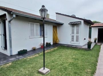 Casa · 80m² · 2 Dormitorios · 1 Cochera · Vende Hermoso Chalet 3 Amb. Garage, Parque, Quincho