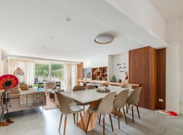 Casa · 194m² · 4 Ambientes · 1 Cochera · Moderna Casa Hecha a Nuevo en Venta con Jardín en El Límite Entre Acassuso y Martínez, San Isidro.