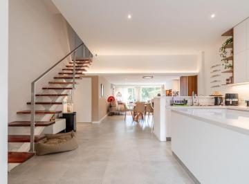 Casa · 194m² · 4 Ambientes · 1 Cochera · Moderna Casa Hecha a Nuevo en Venta con Jardín en El Límite Entre Acassuso y Martínez, San Isidro.