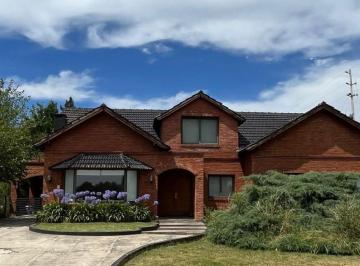 Casa · 210m² · 5 Ambientes · 4 Cocheras · Casa en Venta en Brickland Canning